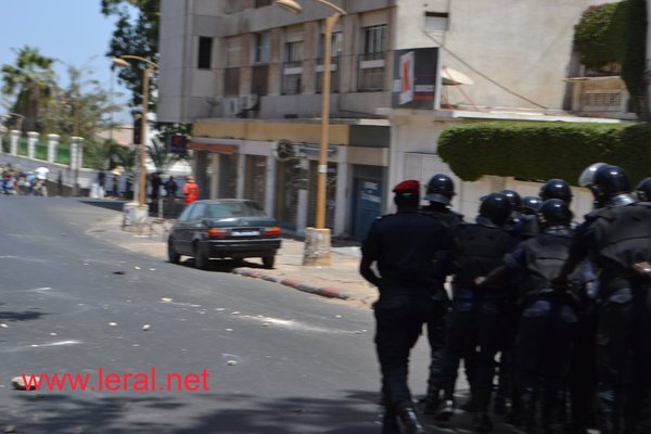 [Photos-Vidéos] La confrontation n'a pu être évitée...Suivez le mouvement des forces de l'Ordre en direction des emeutiers