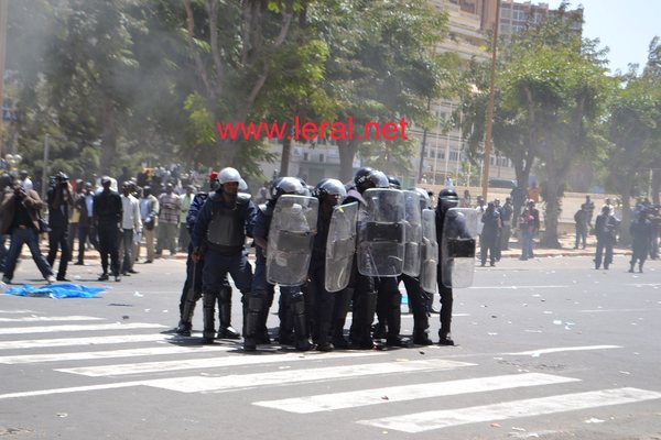 [Photos-Vidéos] La confrontation n'a pu être évitée...Suivez le mouvement des forces de l'Ordre en direction des emeutiers