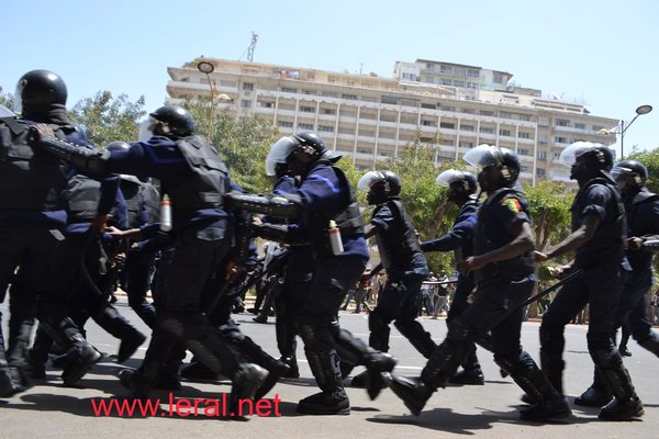 [Photos-Vidéos] La confrontation n'a pu être évitée...Suivez le mouvement des forces de l'Ordre en direction des emeutiers