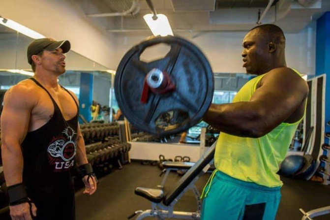 Musculation, boxe et du footing, le quotidien de Modou Lo en Espagne