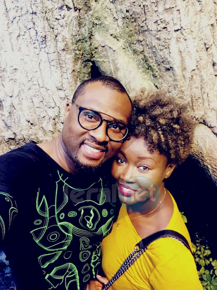 Photo - La chanteuse Maréma très heureuse dans les bras de son mari à Vienne