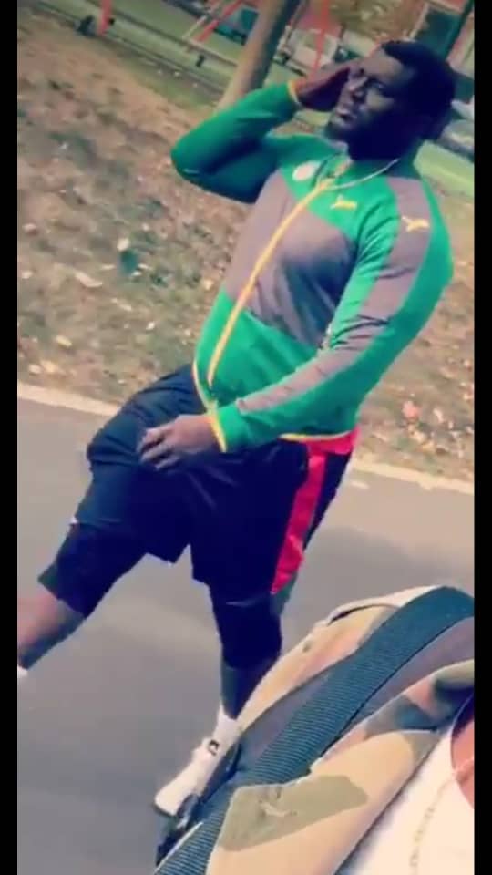 Encadré par 4 coachs : Balla Gaye 2 retrouve ses muscles saillants