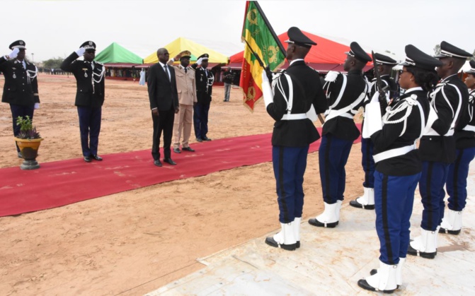 Cérémonie de sortie de la 9e promotion des élèves-gradés et de la 50e promotion des élèves–gendarmes Cérémonie de sortie de la 9e promotion des élèves-gradés et de la 50e promotion des élèves–gendarmes