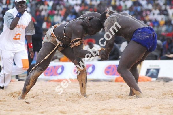 [ VIDEOS-Photos ] Lutte : Victoire de Zoss sur Issa pouye