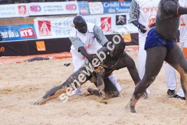 [ VIDEOS-Photos ] Lutte : Victoire de Zoss sur Issa pouye