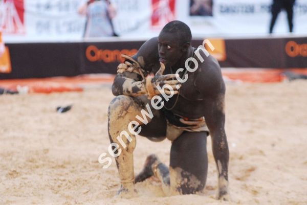 [ VIDEOS-Photos ] Lutte : Victoire de Zoss sur Issa pouye