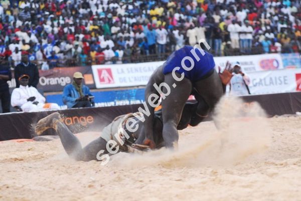 [ VIDEOS-Photos ] Lutte : Victoire de Zoss sur Issa pouye