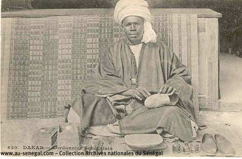 Carte postale : un cordonnier sénégalais immortalisé en photo