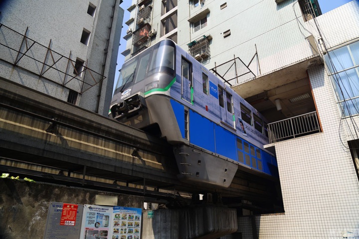 Chine: cette ligne de métro traverse de part en part, un immeuble d'appartements de dix-neuf étages !