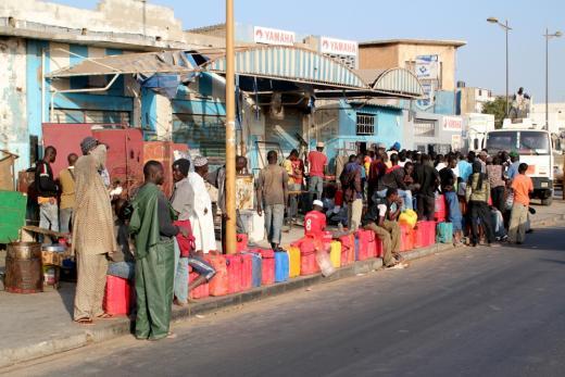 Des pêcheurs font la queue pour acheter de l’essence dans le village de Soumbédioune, en mars 2011. Au Sénégal, le pétrole est cher et rationné, et toute économie est bonne à prendre pour les pêcheurs.