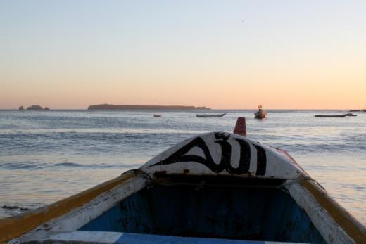 Le mot “Allah” est inscrit en arabe sur cette pirogue. Stéphane Blanco explique : “Certains pêcheurs sortent en mer sans savoir s’ils auront assez d’essence pour revenir. S’ils ont une panne, ils n’ont plus qu’Allah pour les sauver.