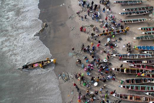 Vue aérienne du village de pêcheurs de Soumbédioune. Photo : Stéphane Blanco, prise avec un appareil fixé au cerf-volant.