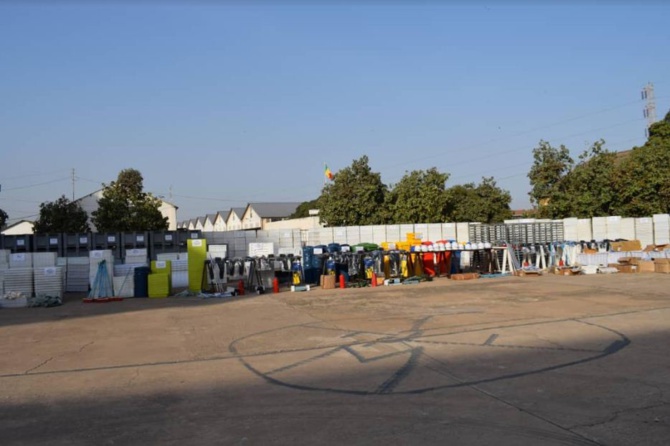 Pêche: Le ministre Oumar Guèye remet un important lot de matériels aux acteurs de la pêche artisanale Pêche: Le ministre Oumar Guèye remet un important lot de matériels aux acteurs de la pêche artisanale