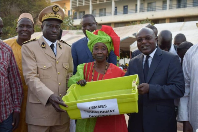Pêche: Le ministre Oumar Guèye remet un important lot de matériels aux acteurs de la pêche artisanale Pêche: Le ministre Oumar Guèye remet un important lot de matériels aux acteurs de la pêche artisanale