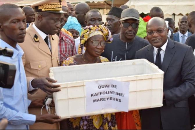 Pêche: Le ministre Oumar Guèye remet un important lot de matériels aux acteurs de la pêche artisanale Pêche: Le ministre Oumar Guèye remet un important lot de matériels aux acteurs de la pêche artisanale