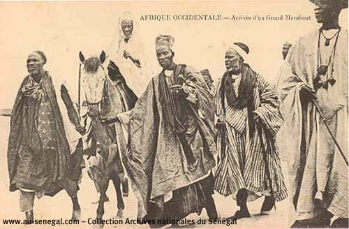 Carte postale Sénégal : Un grand marabout à cheval avec ses disciples