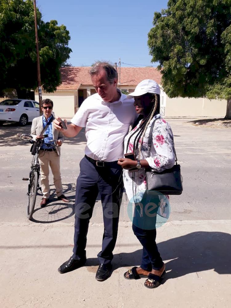 S.E.M Christophe Bigot, l'Ambassadeur de la France au Sénégal en toute complicité avec la chanteuse Maréma Fall