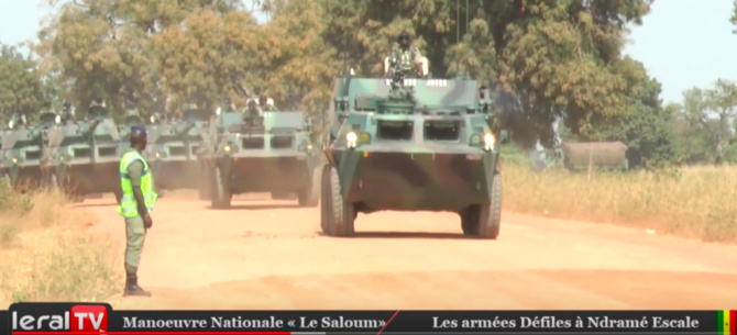 Voici le défilé mettant fin à la manœuvre nationales des armées.