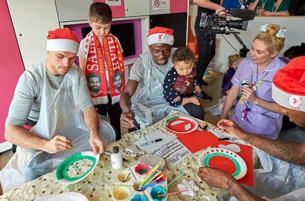 Sadio Mané et ses coéquipiers au chevet des enfants malades (Images)