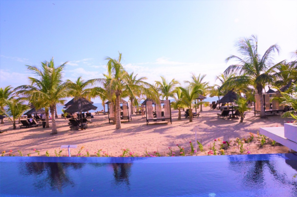 Vidéo : Lamantin Beach inaugure Blue Bay avec 20 nouvelles chambres de luxe en bois alimentées par des panneaux solaires