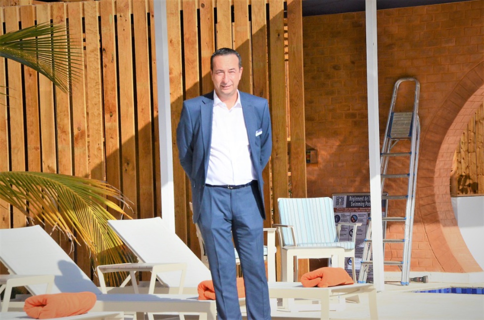 Vidéo : Lamantin Beach inaugure Blue Bay avec 20 nouvelles chambres de luxe en bois alimentées par des panneaux solaires