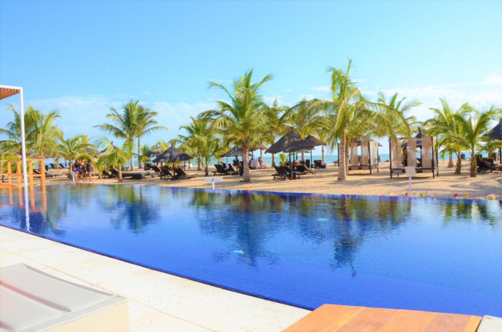 Vidéo : Lamantin Beach inaugure Blue Bay avec 20 nouvelles chambres de luxe en bois alimentées par des panneaux solaires