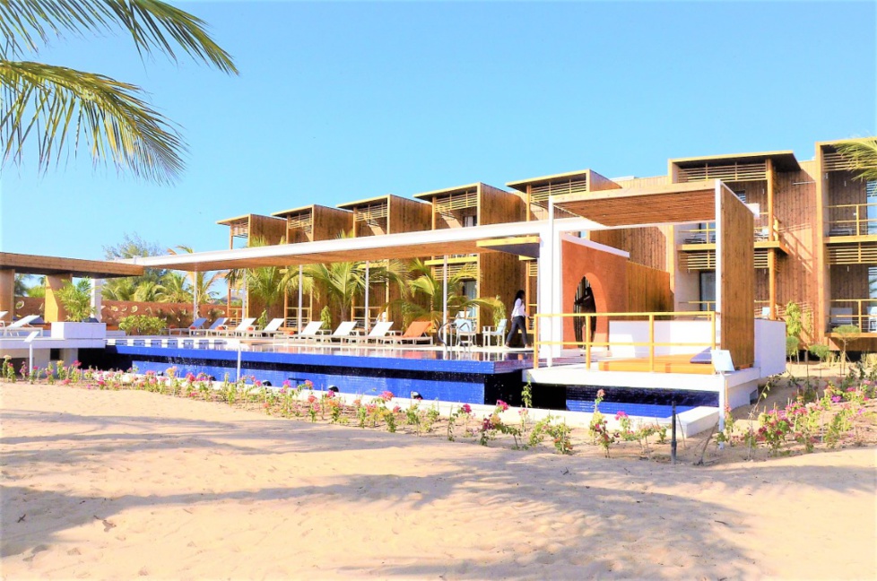 Vidéo : Lamantin Beach inaugure Blue Bay avec 20 nouvelles chambres de luxe en bois alimentées par des panneaux solaires