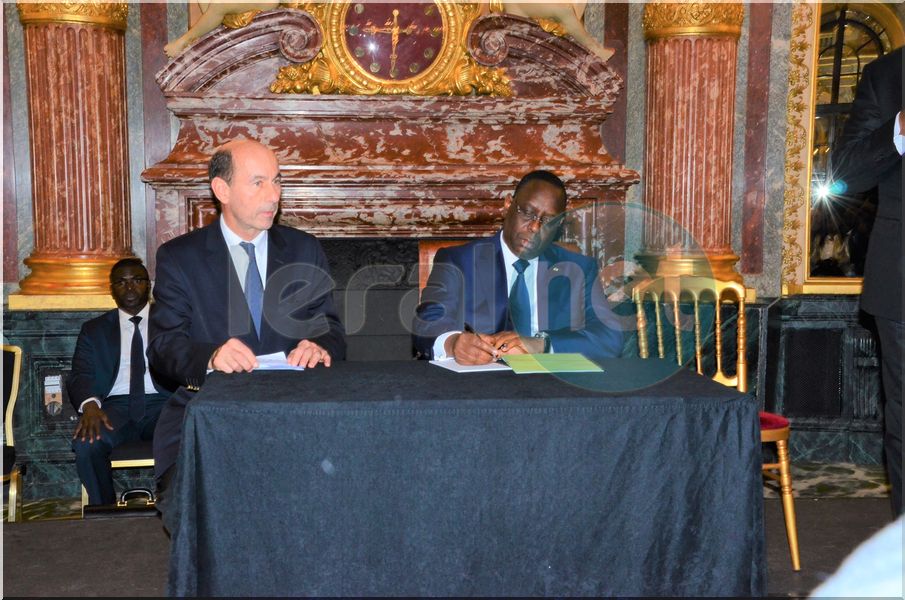 Les images de la séance de dédicace du livre "Le Sénégal au cœur" de Macky Sall à l'hôtel Inter- Continental de Paris