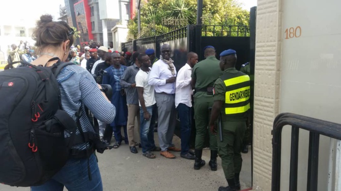Procès Khalifa Sall : La Cour suprême sous haute surveillance policière (images)