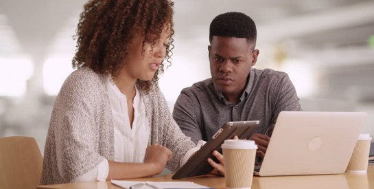 Trompée avant son mariage, elle lit les messages de son fiancé à sa maîtresse au lieu de ses vœux