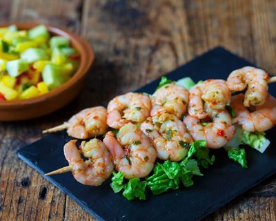 Plat de Noël: brochettes de gambas au citron et à l'ail