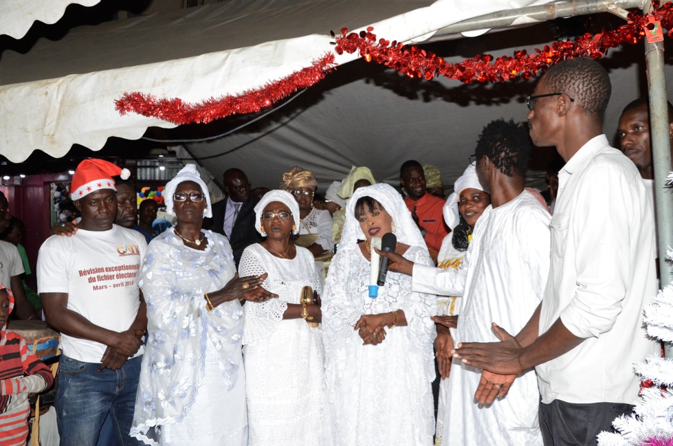 Vidéo et photos : Cheikh Ahmed Tidiane Bâ offre 1000 cadeaux de Noël aux enfants de la Médina