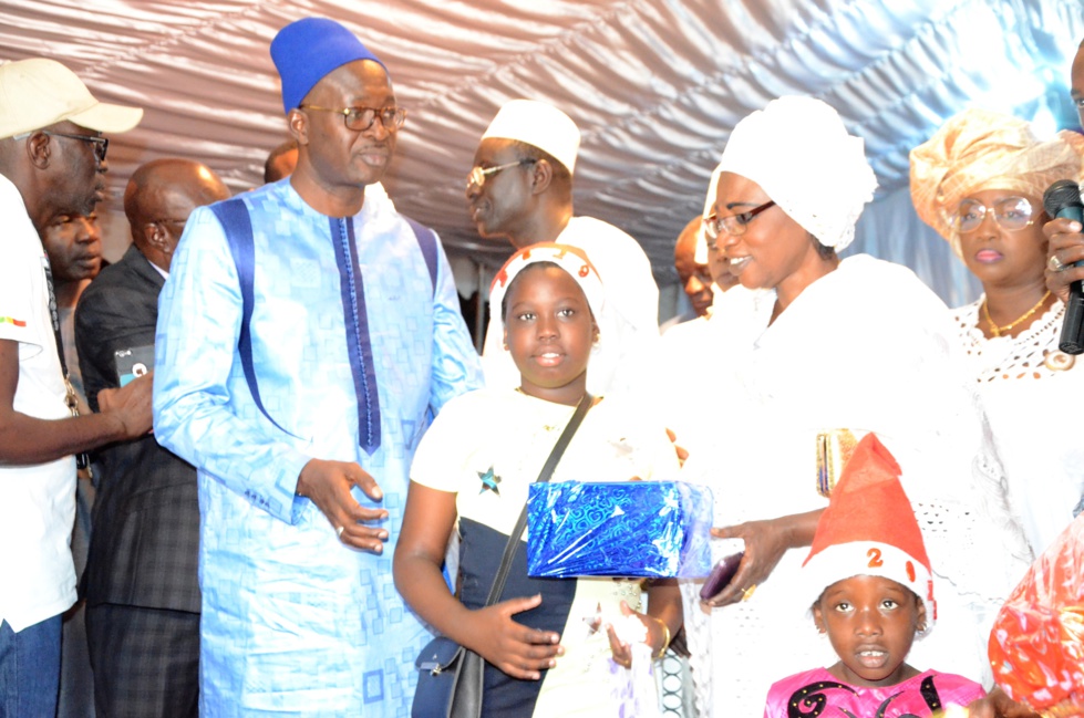 Vidéo et photos : Cheikh Ahmed Tidiane Bâ offre 1000 cadeaux de Noël aux enfants de la Médina