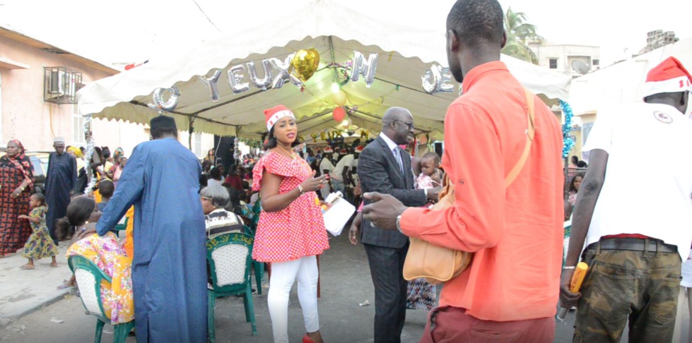 Vidéo et photos : Cheikh Ahmed Tidiane Bâ offre 1000 cadeaux de Noël aux enfants de la Médina