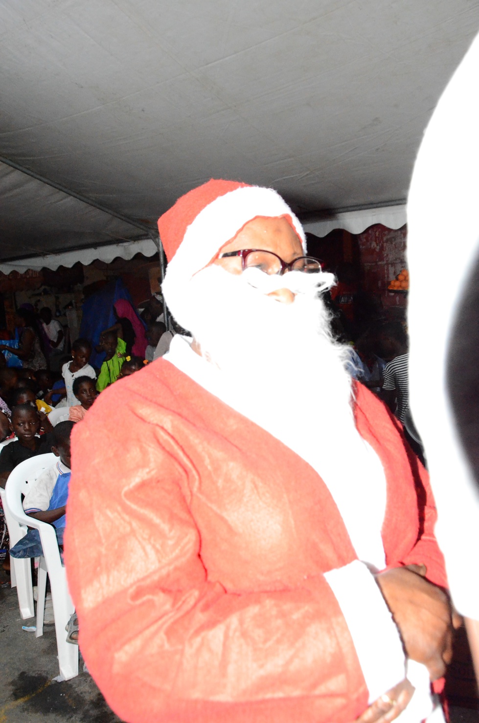 Vidéo et photos : Les enfants de la Médina disent merci à Cheikh Tidiane Bâ pour les 1000 cadeaux de Noël