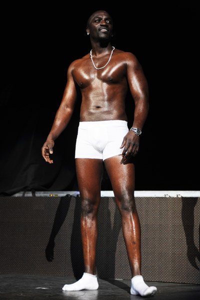 [Photo] Akon se met en caleçon sur scène