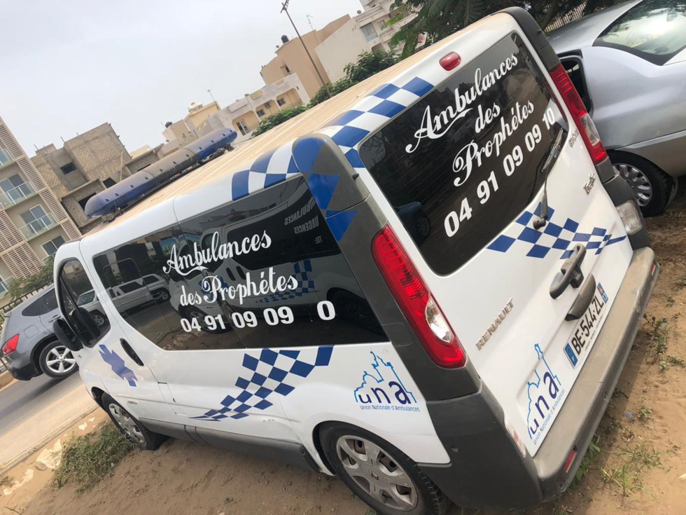 8 Photos : Elimane Lam offre une ambulance, des médicaments et 72h de consultations gratuites à son village de Thilogne