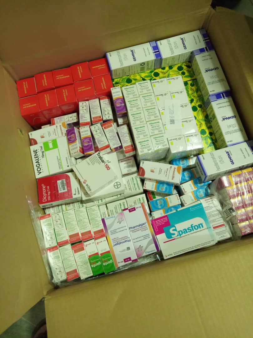 8 Photos : Elimane Lam offre une ambulance, des médicaments et 72h de consultations gratuites à son village de Thilogne 8 Photos : Elimane Lam offre une ambulance, des médicaments et 72h de consultations gratuites à son village de Thilogne