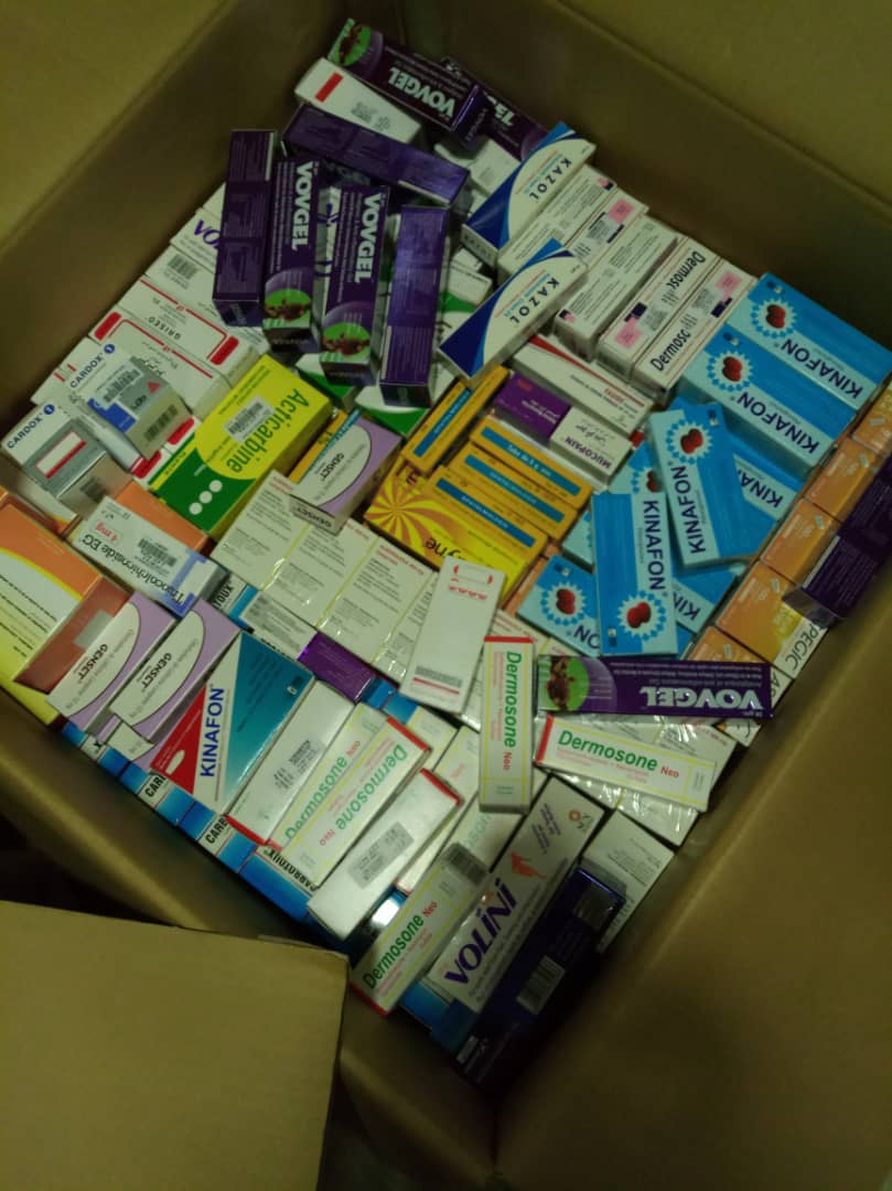 8 Photos : Elimane Lam offre une ambulance, des médicaments et 72h de consultations gratuites à son village de Thilogne 8 Photos : Elimane Lam offre une ambulance, des médicaments et 72h de consultations gratuites à son village de Thilogne