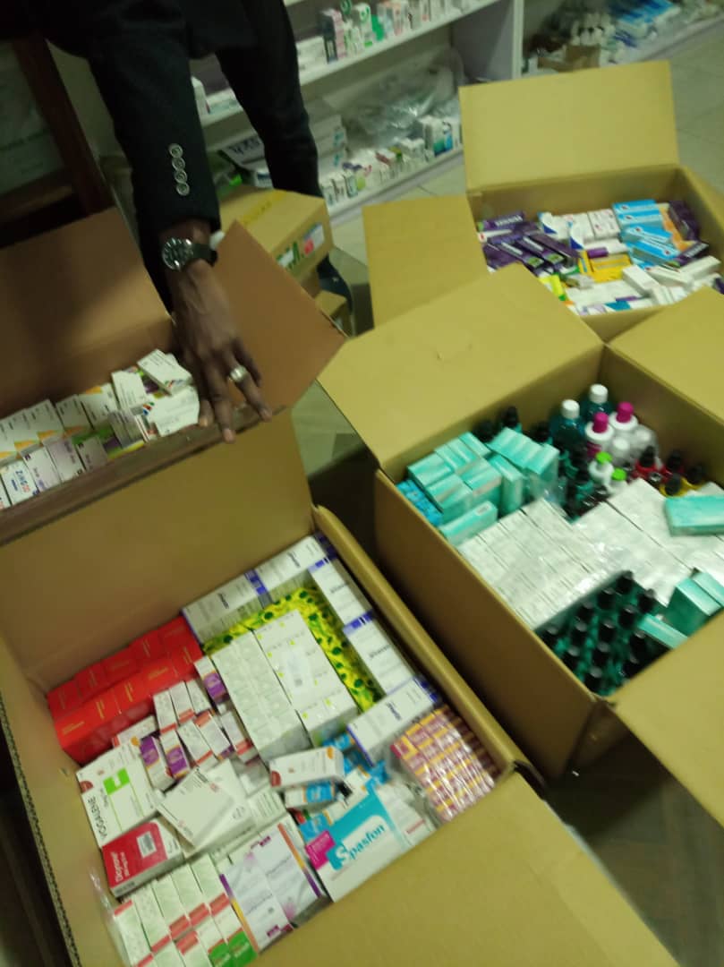 8 Photos : Elimane Lam offre une ambulance, des médicaments et 72h de consultations gratuites à son village de Thilogne 8 Photos : Elimane Lam offre une ambulance, des médicaments et 72h de consultations gratuites à son village de Thilogne