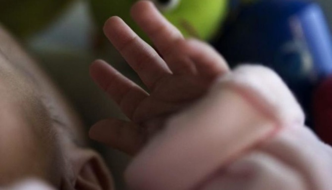 Un bébé de 14 mois écrasé par un véhicule
