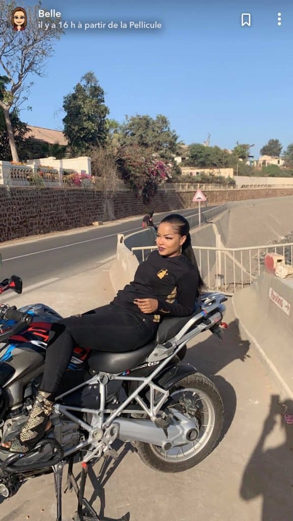 Photos : Belle Un Café avec, qui veut monter avec elle sur la moto?
