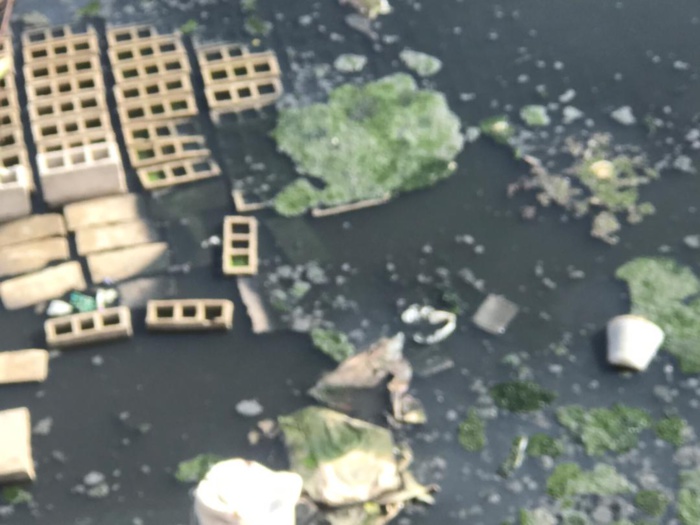 Photos : Canal d’évacuation des eaux usées barré : les habitants de la Cité Ouakam Extension pataugent dans les égouts