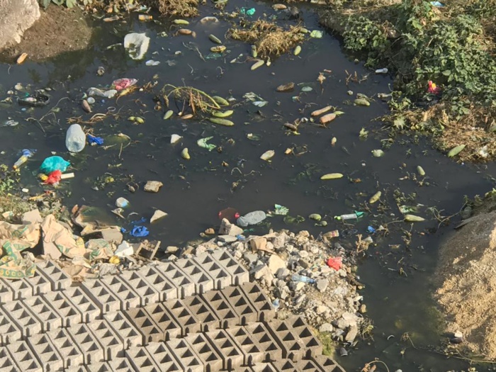 Photos : Canal d’évacuation des eaux usées barré : les habitants de la Cité Ouakam Extension pataugent dans les égouts