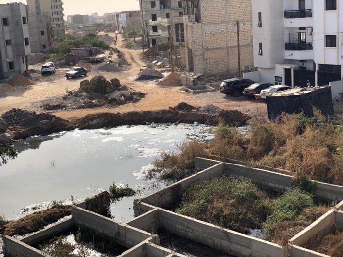 Photos : Canal d’évacuation des eaux usées barré : les habitants de la Cité Ouakam Extension pataugent dans les égouts