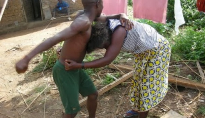 Le tradipraticien bat sa femme, fusille son fils et prend la fuite