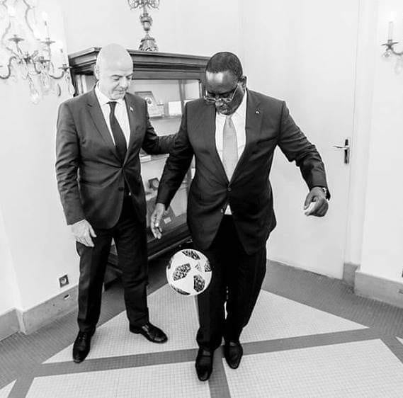 Photos : Macky Sall jongle avec ballon devant Gianni Infantino, le président de la FIFA Photos : Macky Sall jongle avec ballon devant Gianni Infantino, le président de la FIFA