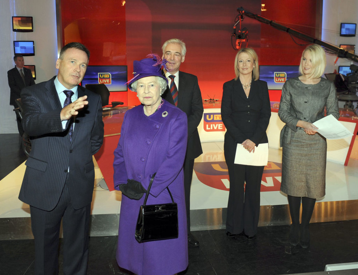 PHOTOS. Incroyable mais vrai : la reine Elizabeth II possède le même sac à main depuis 50 ans !