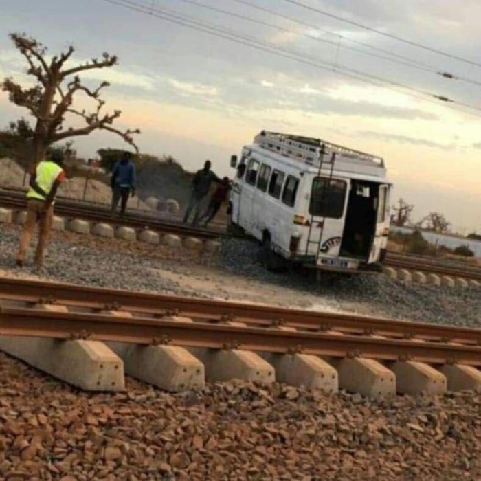 Arrêt sur image- Un car "Ndiaga Ndiaye" sur les rails du Ter (Images)