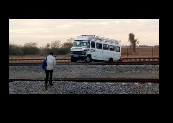 Arrêt sur image- Un car "Ndiaga Ndiaye" sur les rails du Ter (Images)